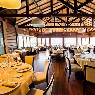 Restaurante-hotel-piscina-Complejo-La-Cigüeña